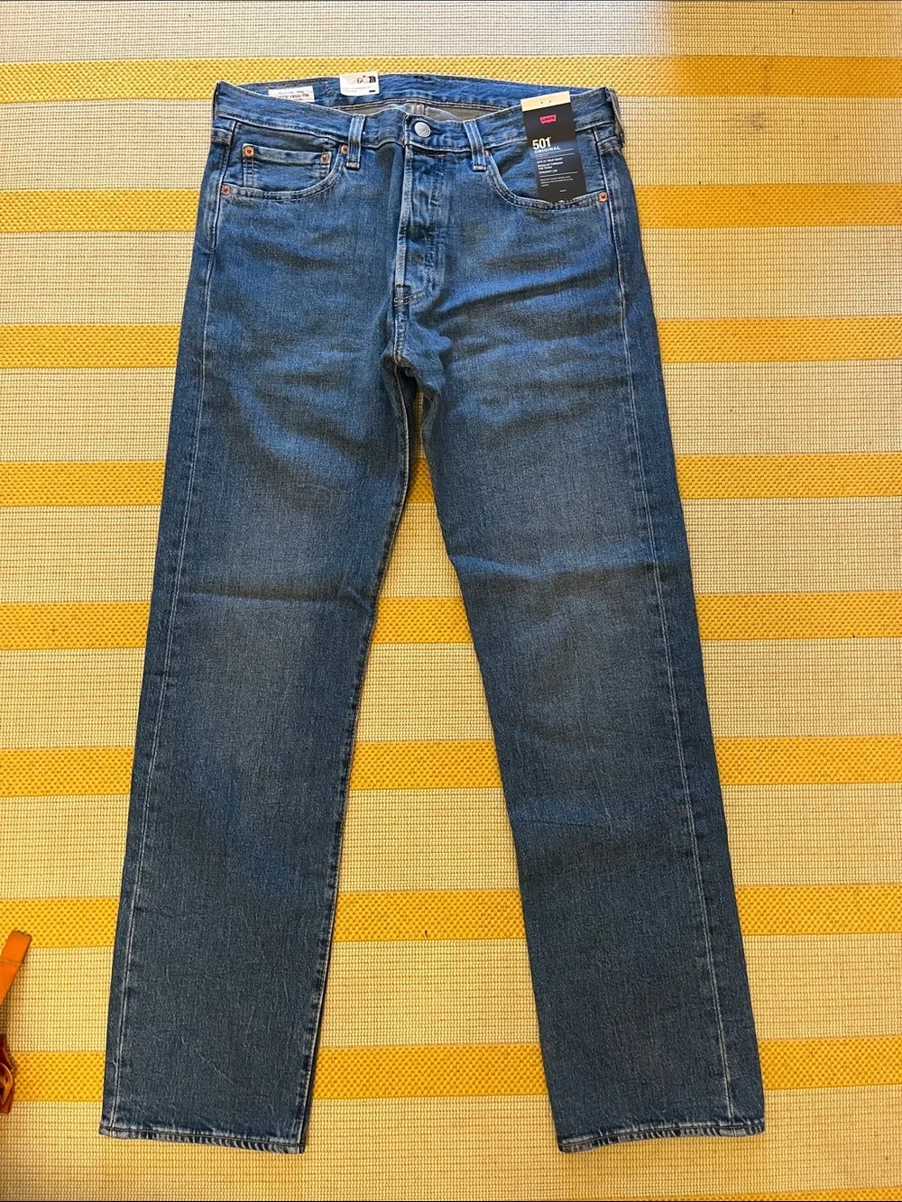 Levi's Straight Jeans in Medium Blue Wash